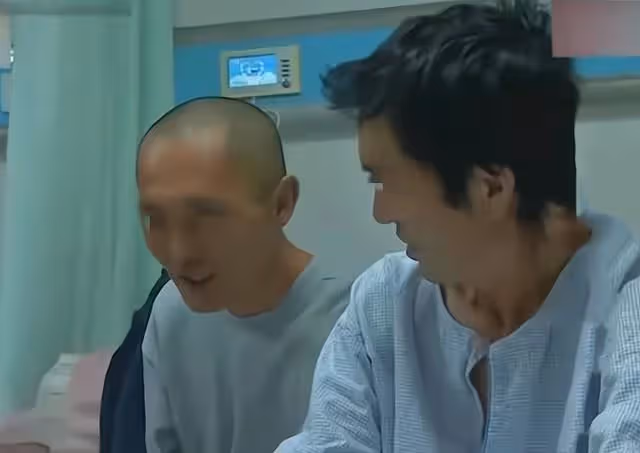 拾金不昧!餓了兩天的流浪漢,撿到8800元現金分文不動,堅持上交警官,網友:人在流浪,心在天堂