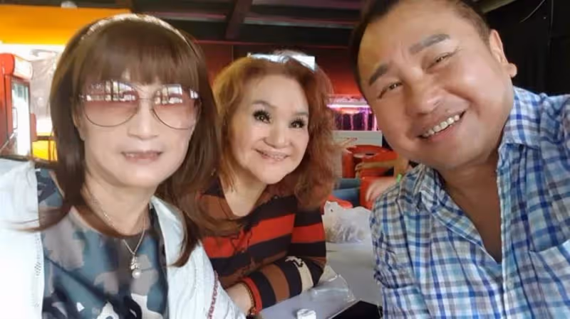 71歲資深歌手退休現況!雲遊四海嘗遍美食「周休6天」:非豪門也愜意「預告明年開唱」大咖好友全力挺