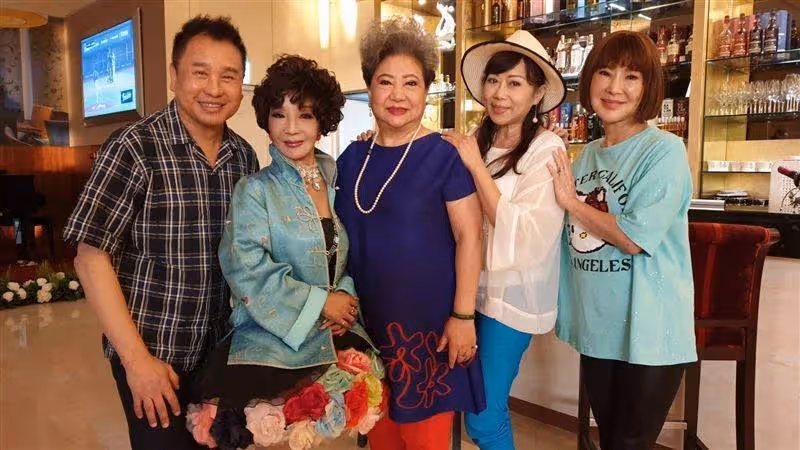 71歲資深歌手退休現況!雲遊四海嘗遍美食「周休6天」:非豪門也愜意「預告明年開唱」大咖好友全力挺