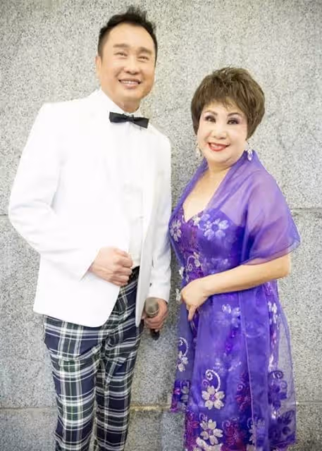 71歲資深歌手退休現況!雲遊四海嘗遍美食「周休6天」:非豪門也愜意「預告明年開唱」大咖好友全力挺