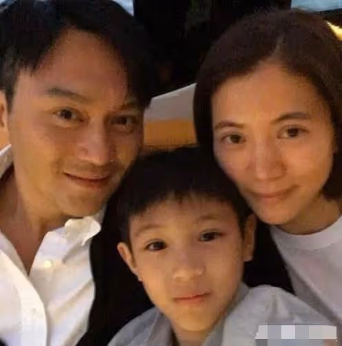 袁詠儀16歲兒子長大了!大長腿搶鏡似模特,陪媽媽逛街耐心十足:簡直就是小暖男