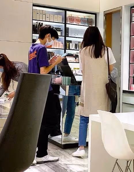 袁詠儀16歲兒子長大了!大長腿搶鏡似模特,陪媽媽逛街耐心十足:簡直就是小暖男