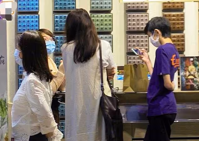 袁詠儀16歲兒子長大了!大長腿搶鏡似模特,陪媽媽逛街耐心十足:簡直就是小暖男