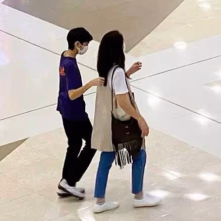 袁詠儀16歲兒子長大了!大長腿搶鏡似模特,陪媽媽逛街耐心十足:簡直就是小暖男