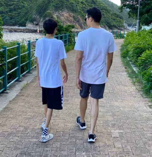 袁詠儀16歲兒子長大了!大長腿搶鏡似模特,陪媽媽逛街耐心十足:簡直就是小暖男