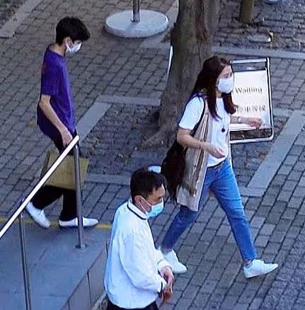 袁詠儀16歲兒子長大了!大長腿搶鏡似模特,陪媽媽逛街耐心十足:簡直就是小暖男