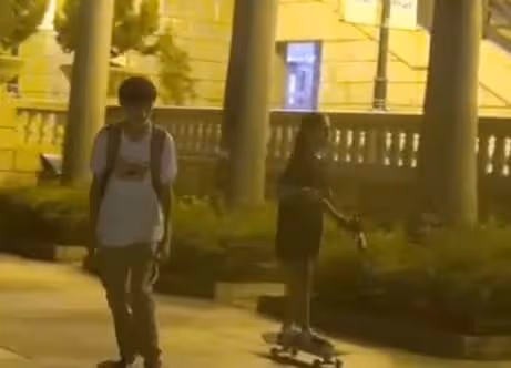 袁詠儀16歲兒子長大了!大長腿搶鏡似模特,陪媽媽逛街耐心十足:簡直就是小暖男