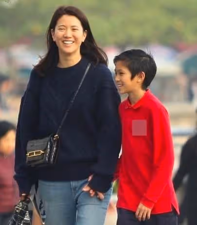 袁詠儀16歲兒子長大了!大長腿搶鏡似模特,陪媽媽逛街耐心十足:簡直就是小暖男