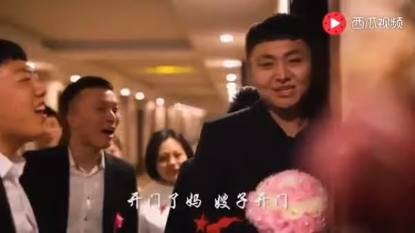 大喜之日女方突然獅子大開口要錢,霸氣男方果斷退婚娶走伴娘,他:我沒有錢,也不想再愛你