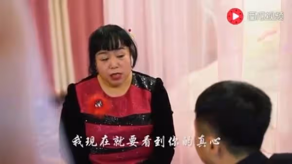 大喜之日女方突然獅子大開口要錢,霸氣男方果斷退婚娶走伴娘,他:我沒有錢,也不想再愛你