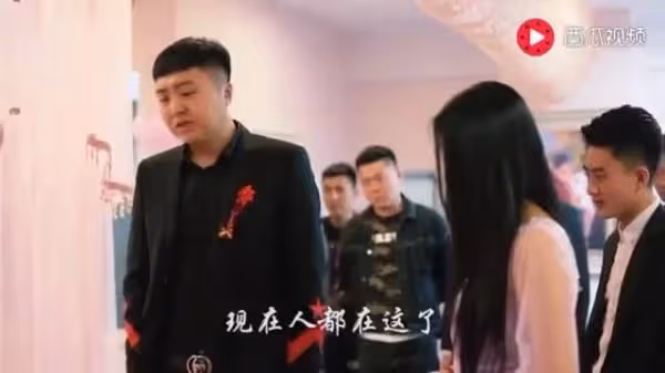 大喜之日女方突然獅子大開口要錢,霸氣男方果斷退婚娶走伴娘,他:我沒有錢,也不想再愛你