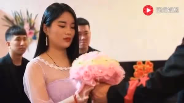大喜之日女方突然獅子大開口要錢,霸氣男方果斷退婚娶走伴娘,他:我沒有錢,也不想再愛你