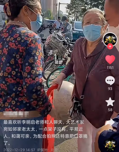 86歲李明啟逛菜市場,與路人熱情聊天合影無架子,滿頭白髮精神好