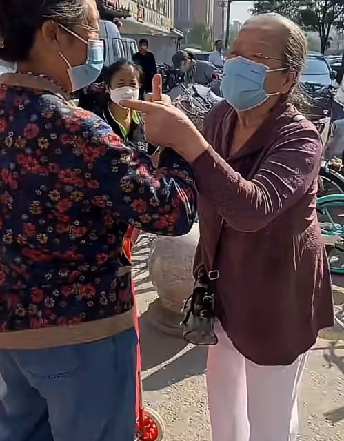 86歲李明啟逛菜市場,與路人熱情聊天合影無架子,滿頭白髮精神好