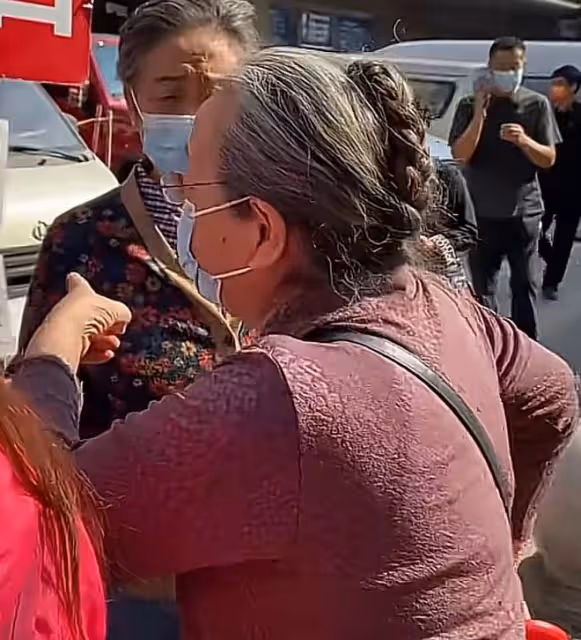 86歲李明啟逛菜市場,與路人熱情聊天合影無架子,滿頭白髮精神好
