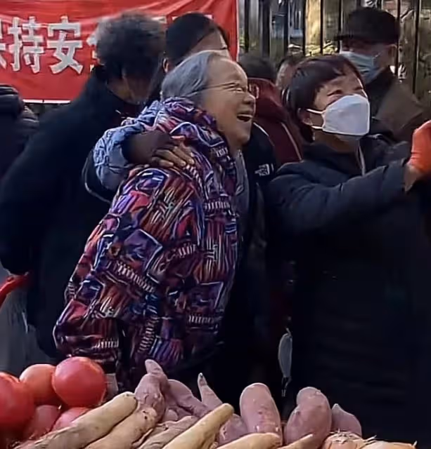 86歲李明啟逛菜市場,與路人熱情聊天合影無架子,滿頭白髮精神好