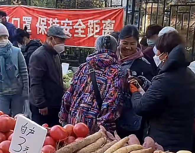 86歲李明啟逛菜市場,與路人熱情聊天合影無架子,滿頭白髮精神好