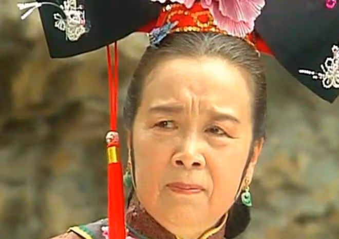 86歲李明啟逛菜市場,與路人熱情聊天合影無架子,滿頭白髮精神好