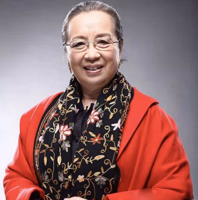 86歲李明啟逛菜市場,與路人熱情聊天合影無架子,滿頭白髮精神好