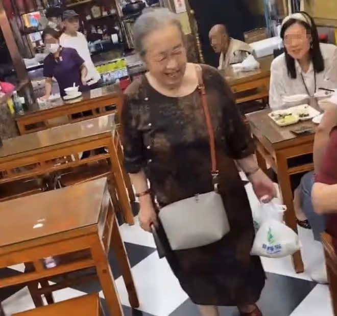 86歲李明啟逛菜市場,與路人熱情聊天合影無架子,滿頭白髮精神好