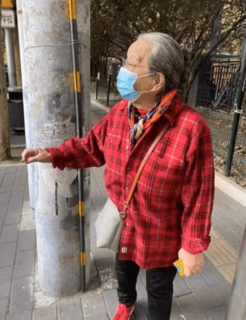 86歲李明啟逛菜市場,與路人熱情聊天合影無架子,滿頭白髮精神好