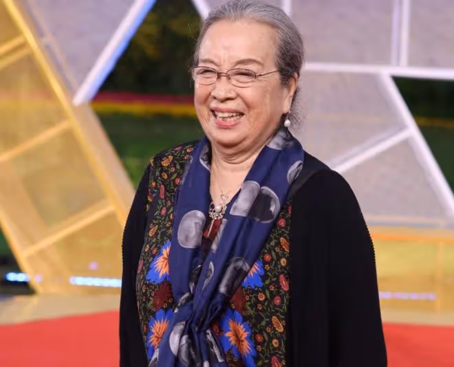 86歲李明啟逛菜市場,與路人熱情聊天合影無架子,滿頭白髮精神好
