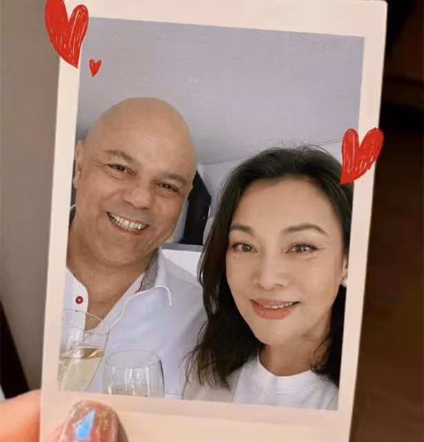 58歲史可慶祝結婚22周年,與洋老公喝香檳笑開懷,一家已移居瑞士