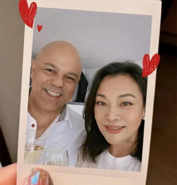 58歲史可慶祝結婚22周年,與洋老公喝香檳笑開懷,一家已移居瑞士