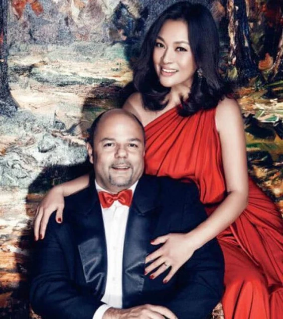 58歲史可慶祝結婚22周年,與洋老公喝香檳笑開懷,一家已移居瑞士