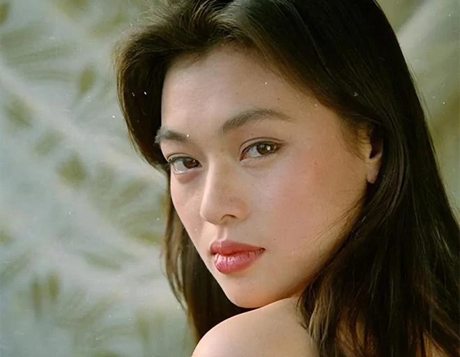 58歲史可慶祝結婚22周年,與洋老公喝香檳笑開懷,一家已移居瑞士