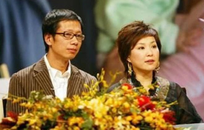 58歲史可慶祝結婚22周年,與洋老公喝香檳笑開懷,一家已移居瑞士