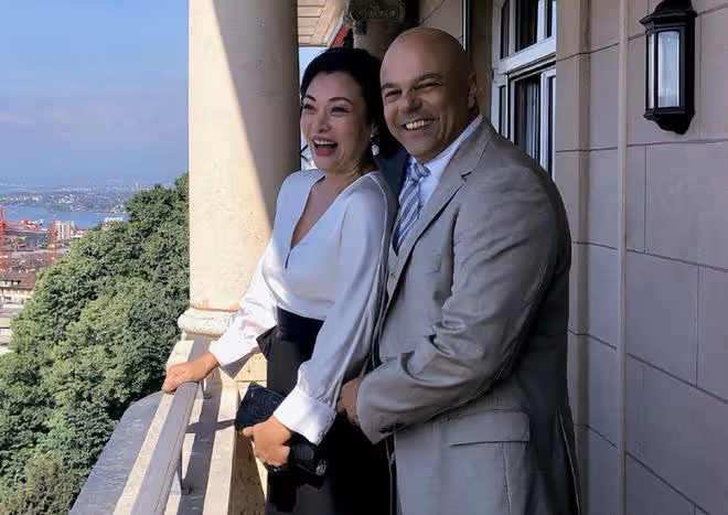 58歲史可慶祝結婚22周年,與洋老公喝香檳笑開懷,一家已移居瑞士