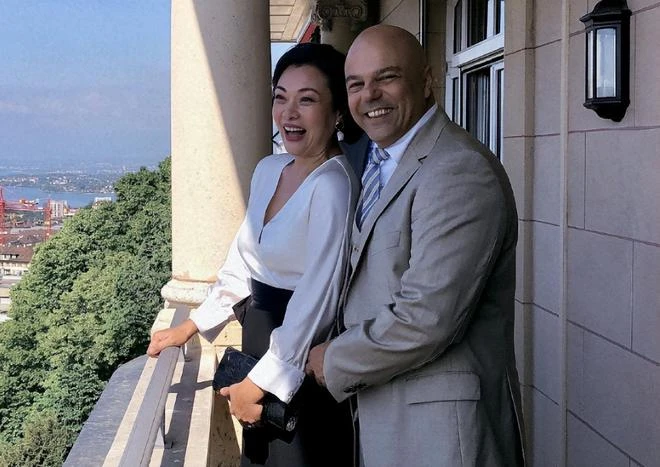 58歲史可慶祝結婚22周年,與洋老公喝香檳笑開懷,一家已移居瑞士