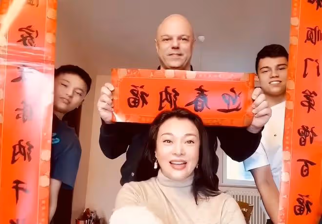 58歲史可慶祝結婚22周年,與洋老公喝香檳笑開懷,一家已移居瑞士