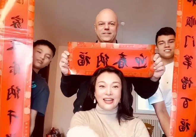 58歲史可慶祝結婚22周年,與洋老公喝香檳笑開懷,一家已移居瑞士