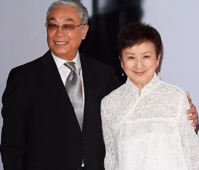 曾江離世8個月,妻子蒼老了太多,兩鬢斑白臉上再無笑意