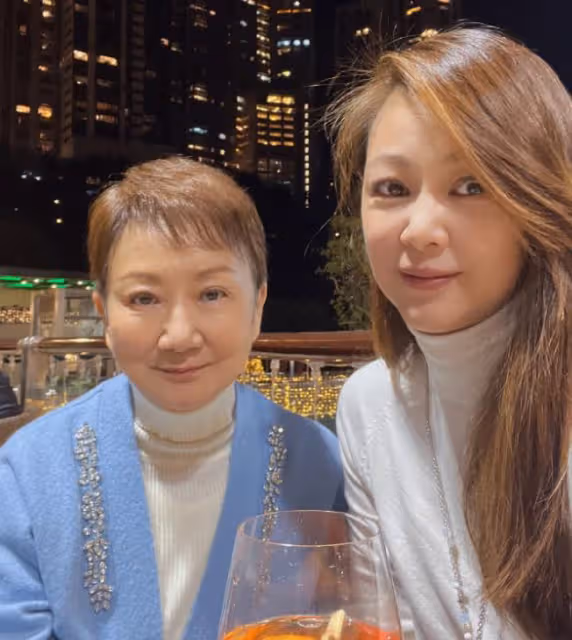 曾江離世8個月,妻子蒼老了太多,兩鬢斑白臉上再無笑意