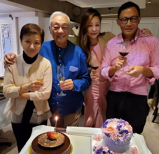 曾江離世8個月,妻子蒼老了太多,兩鬢斑白臉上再無笑意