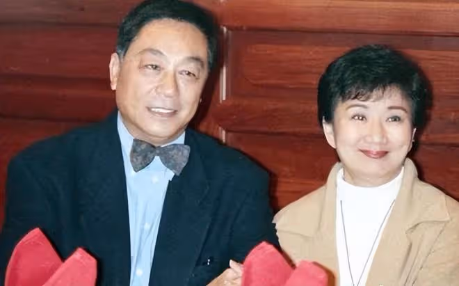 曾江離世8個月,妻子蒼老了太多,兩鬢斑白臉上再無笑意