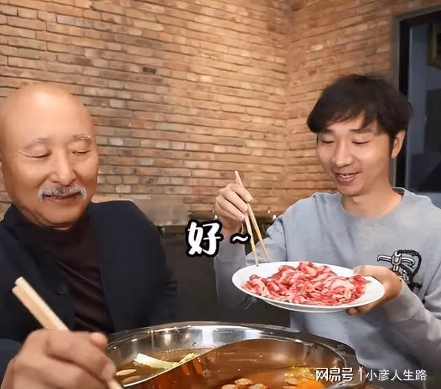 陳佩斯兒子曬帶娃日記！高燒40度也不能休息，祖孫三代共用一張臉
