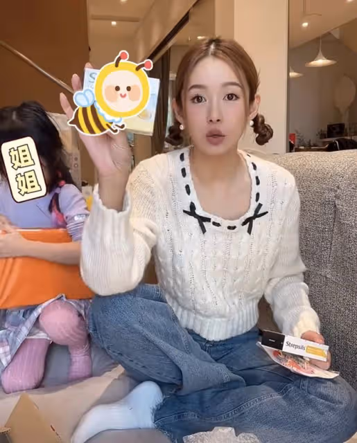 陳赫女兒幫媽媽拆快遞,張子萱打扮精緻,女兒髮型亂衣服髒惹爭議