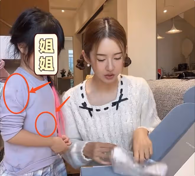 陳赫女兒幫媽媽拆快遞,張子萱打扮精緻,女兒髮型亂衣服髒惹爭議