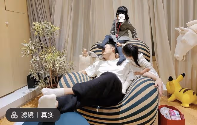 陳赫女兒幫媽媽拆快遞,張子萱打扮精緻,女兒髮型亂衣服髒惹爭議