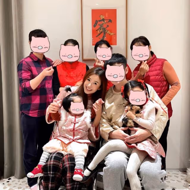 陳赫女兒幫媽媽拆快遞,張子萱打扮精緻,女兒髮型亂衣服髒惹爭議