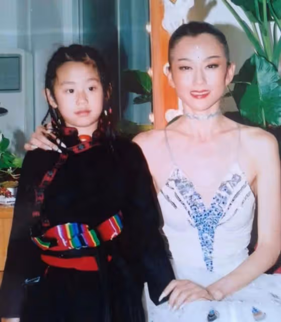 楊麗萍攜侄女現身!對方一米八身材火辣,小彩旗獨居英國顯落寞