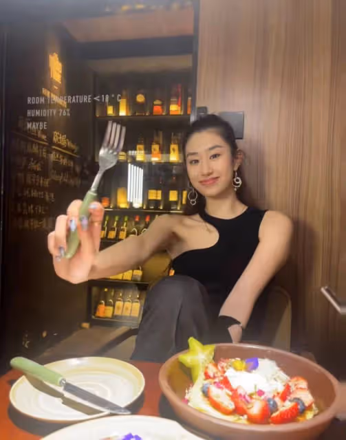 楊麗萍攜侄女現身!對方一米八身材火辣,小彩旗獨居英國顯落寞