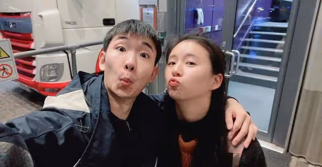 楊麗萍攜侄女現身!對方一米八身材火辣,小彩旗獨居英國顯落寞
