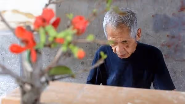 94歲阿公帶病出攤,賣饅頭超60年,堅持5元不漲價,病重仍惦念,孝孫誓要繼承攤位:終安心合眼