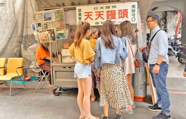 94歲阿公帶病出攤,賣饅頭超60年,堅持5元不漲價,病重仍惦念,孝孫誓要繼承攤位:終安心合眼