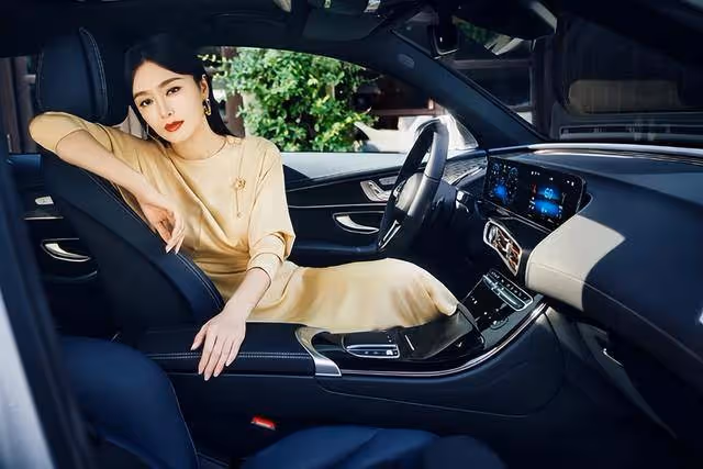 27歲身家過億,住2000萬豪宅開奔馳買菜,秦嵐得到了baby的尊重
